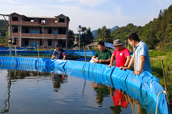 指导村民如何开展陆基圆池流水养殖罗非鱼和鲤鱼。广西农业工程职业技术学院供图